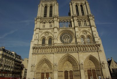 Friday 9 July, 2010 &nbsp;  At the centre of the west façade, a large rose measuring 9.60 m in diameter (created around 1225) forms a halo above a statue of the Virgin with Child between two angels. On the right and the left windows, there are statues of Adam and Eve, intended to remind us of original sin. : 2010-07-09 Paris2