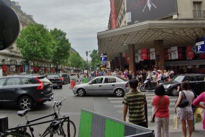 Saturday 10 July, 2010 &nbsp;  We wander down Boulevarde Haussman and are overwhelmed by the crowds. This is a very unpleasant place to be in summer. : 2010-07-10 Paris Strasbourg