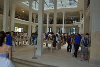 Saturday 10 July, 2010 &nbsp;  It was way too crowded so we returned to the hotel to collect our luggage. On the way we passed an Apple store.  Apple had just released another product and crowds were gathered competing to buy it. Steve Jobs is a most remarkable innovator and marketing man. : 2010-07-10 Paris Strasbourg