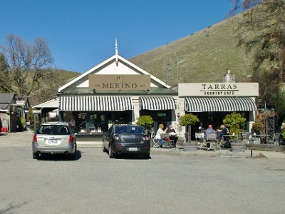 Day 6 - 40th Anniversary trip to NZ  We make good time and stop for lunch at Tarras which is at the northern end of Lake Dunstan.  We sit in very pleasant sunshine that must be  20-22°, an amazing contrast with yesterday’s freezing temperatures.