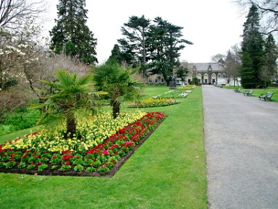 Day 8 - 40th Anniversary trip to NZ -  Jeff visits the Botanical Gardens   I am welcomed by a bed of flowers that stretches to Christs College in the distance.  It is a private school where posh students wear funny clothes like they did in England in the 1800's.  The college occupies land that is within the boundaries of the Avon River and it is a shame to see the public excluded from such a beautiful place.