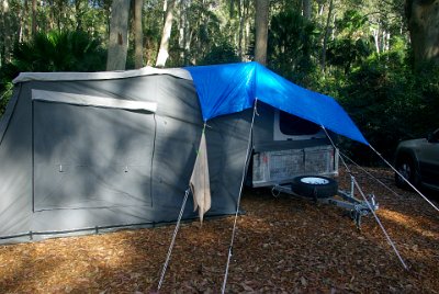 Saturday 21-10-2017 The camp site  The rain had continued to fall yesterday through most of the daylight hours so now, Saturday morning, everything is mostly wet. To prevent water from getting into Jenni's side of the bed, I erect a blue tarp over that end of the tent.