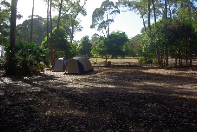 Saturday 21-10-2017 The camp site  When Jenni returns we decide to go back to Batemans Bay to meet Marie-Therese and her husband Barry.  It's a small world in that Marie is my first wife's direct cousin.  My first wife refuses to talk with Marie now because Marie is friends with us.