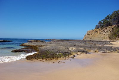 Saturday 21-10-2017 Depot Beach Rocks  We walk south along Depot Beach until we get to the rocks. This is interesting because the oceanside rocks were formed from sediments deposited in rivers and swamps approximately 255 million years ago when Australia was part of Gondwanaland.