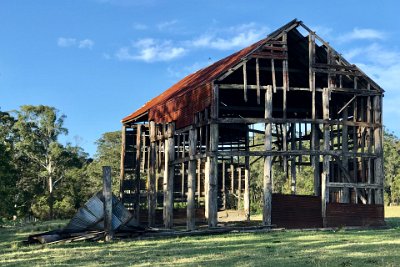 Saturday 21-10-2017 Dinner in Batemans - JGR  We're on our way into Batemans to have dinner and we see this derelict barn. Jenni thinks our German friend Claus will enjoy these shots of an old barn in an advanced state of decay.