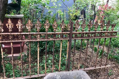 Thursday 19-10-2017 The trip there  As an artistic thing, they intend leaving leaving the fence in its rusted state. I would have had them sandblasted and powder coated, but this is what differentiates an artist from an engineer.