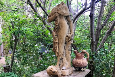 Thursday 19-10-2017 The trip there  They are attracted to statues without heads that will one day adorn the garden somewhere.