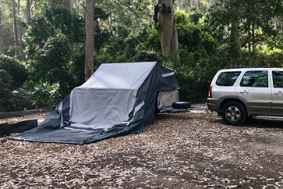 Thursday 19-10-2017 At Depot Beach  We arrive at our reserved, paid for in advance camping spot and erect the tent for the first time.