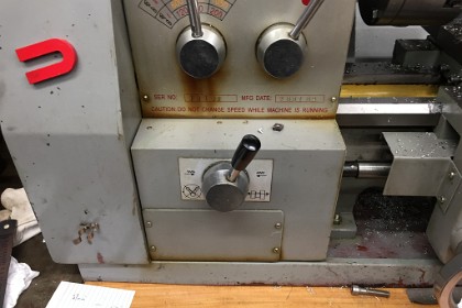 31 May, 1919 - Cutting a metric thread  &nbsp;This is the Forward/Reverse Feed Handle.  The lead screw is engaged by this lever and there are three positions: ・Forward ・Reverse ・Neutral <div style="Font-size:5.0pt"