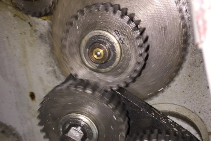 05 May, 1919 - Cutting a US thread  &nbsp; Here are the four gears in place with the gears in motion. These gears drive the leadscrew and the leadscrew drives the apron to which is attached the thread cutting tool. <div style="Font-size:5.0pt"