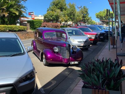 This is a 1938 Pontiac. How do I know this? Dennis Percival's dad had one and there's a 38 on the number plate.