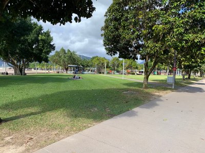 If this were in any other country but Australia, these foreshores would be littered with highrise apartments but these beautifully maintained spaces are for the enjoyment of everyone, even (gasp!) manual workers and other indigents.