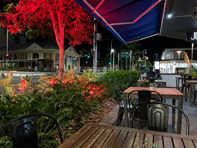 It does, so we order one plate of fish 'n chips and another plate of calamari rings. We have plenty of space around us so we have a nice quiet meal all to ourselves (just about).