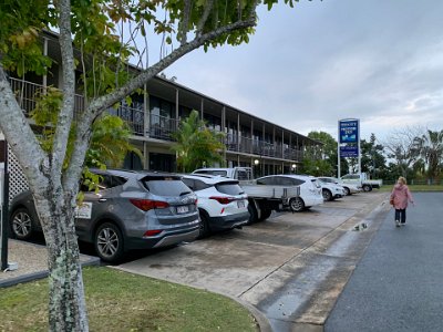 We arrive in Mackay at about 16:30 and check into our motel. Once again, it's a decent hotel at a decent price booked without going near an internet booking agency. Our car is parked around the back.