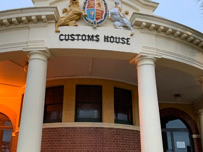 This is the Mackay Customs House.  It was completed in April 1902 as an Australian Government building with the Commonwealth of Australia having been declared a mere 16 months earlier. It was added to the Queensland Heritage Register on 7 February 2005.