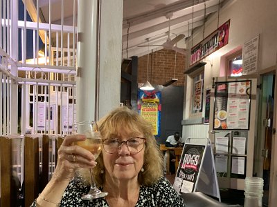 A little while later, we find a place for dinner, the famed "Hog's Breath Cafe" on the corner of Wood and Victoria Streets.