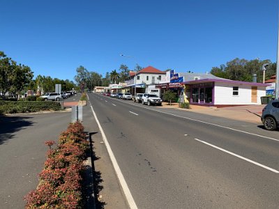 After 350 Kms we stop for lunch at Gin Gin. Gin Gin is 50 Kms due west of Bundaberg.