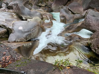 The stream narrows as the gradient steepens. We start to see some of the boulders after which this area is named.