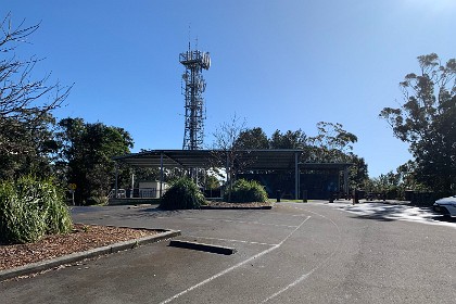 Tuesday 26 July 2022 We're at the top of Mount Keira and the sky is now completely clear. It's a little chilly but pretty good for the depths of winter