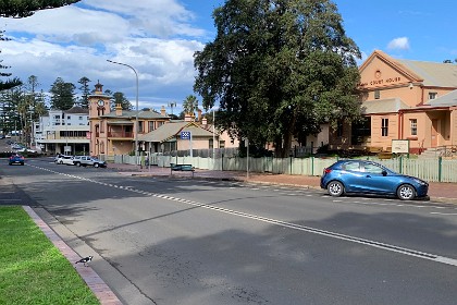 Tuesday 26 July 2022 Kiama Court House and Police Station.  "The Kiama court house is located on Terralong Street and is one of the oldest buildings on the south coast. It was designed by colonial architect Alexander Dawson and built in 1861."    "The Police Station residence was one of the earliest public buildings in Kiama. The site for the residence, Police Station and the Court House were marked out in 1849. In 1856, a slab-style lockup consisting of three cells and one keeper's room was built, costing £70."