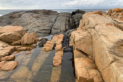 Saturday 28 May, 2022 - Bingie Bingie Zealandia separated from Australia ~ 80 Mya so it is possible that this part of Eastern Australia has faced, or been a part of, the ocean for a very long time, perhaps when Australia was still joined to Gondwana. A pool has formed in the channel created by the molten magma.