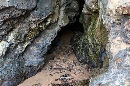 Sunday 29 May, 2022 - Myrtle Beach  Towards the end of the beach, a cave is forming. Hey! This could be chert   "Chert has a waxy or resinous luster unlike the glassy luster of quartz."