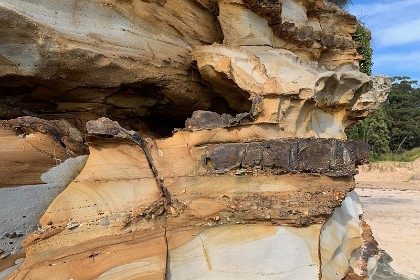 Sunday 29 May, 2022 - Wasp Head South Duras  In this picture we can see the  "Dropstones and pools of sedimentary conglomerate rock, carried to the area in melted water from west to east as the earth was emerging from an ancient ice age."