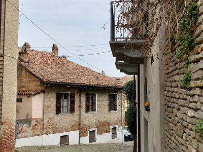 Monday, 13 March 2023 Many of the buildings in this part of the village look quite ancient.  It seems that Neive & surrounds were subject to many battles between different groups/factions in the region.