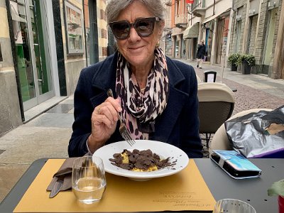 Monday, 13 March 2023 Lunch in Via Vittorio Emmanuelle II...pasta...what else!!  Sussie's covered in truffles, mine in four cheeses.  Yummy!