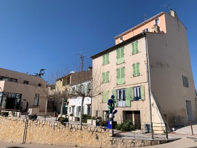 Monday, 6 March 2023 Sussie dropped me at the top of Biot, on Chemin Neuf.  There's a lot of road & building work going on, so traffic can be slow.  The building on the left if the local Office de Tourisme.