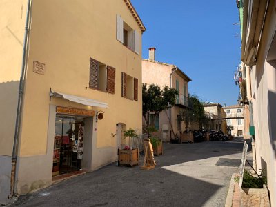 Monday, 6 March 2023 I visited Paola in her shop, L' atelier du Cuir.  When she first arrived in Biot, Sussie shared a house in Rue Basse with Paola...they remain good friends.  Paola's son is currently in Australia, working in Manly.