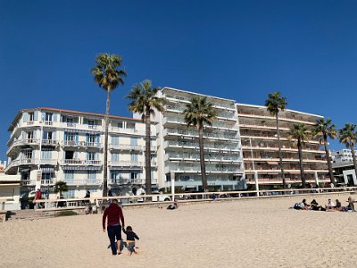 Saturday, 4 March 2023 Sussie drives us to Juan-les-Pins, next to Antibes, so Harry can have a beach run.