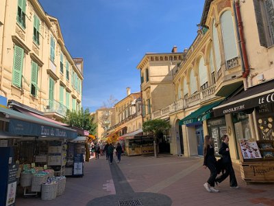 Thursday, 16 March 2023 Rue St Michel. This whole area is given over to pedestrians...it's so nice walking around without having to dodge cars & other traffic.  Lots of opportunities to buy mementos.  Menton is known for lemons, so there are many, many lemon-inspired items...foods, fragrances, drinks, towels....