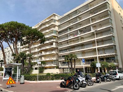 Thursday, 9 March 2023 Sussie had to work in the office today, so I tagged along...these are just some of the luxury apartments on the waterfront at Rue du Dr Zamenhof, Cannes.