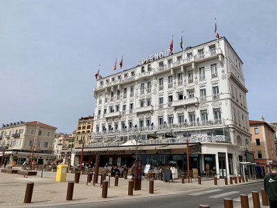 Thursday, 9 March 2023 The Hotel Splendid is right on the waterfront at Cannes.