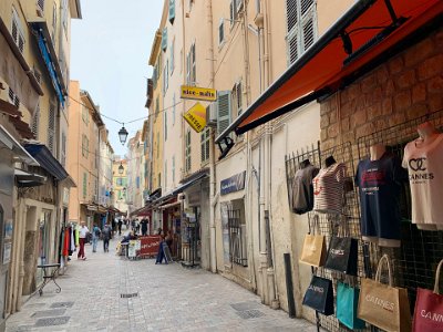 Thursday, 9 March 2023 A bit south of the markets, I discover the alley of Rue Meynadier in Cannes.  It sells "low cost" items.