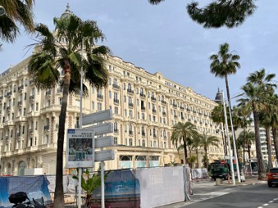 Thursday, 9 March 2023 . . . such as the 4½ star Carlton Hotel.  Apparently, this hotel is the choice of royalty, ultra-rich & movie stars.  Pity about all the construction hoardings; Sussie said it's been going on for ages but hopefully finished before summer.