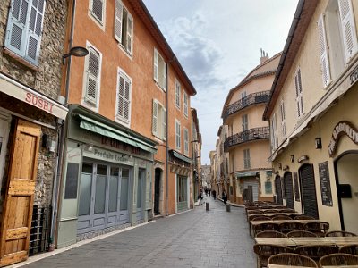 Wednesday, 8 March 2023 Rue Thuret, Antibes.  I took the local Envibus, ligne 10 into Antibes & wandered around.  Much of the old town area is closed until nearer to summer.  I was too late for the farmers market...the Antibes Marche Provencal is really good, so probably just as well I wasn't too tempted.