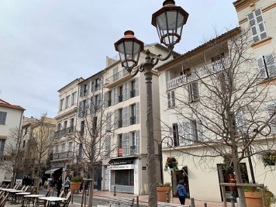 Wednesday, 8 March 2023 At the Western end of Place Nationale, Antibes.  I had lunch in a bistro near the old town walls then a bit more wandering & drooling in front of the choclateries & patisseries...