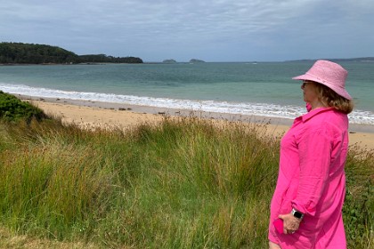 Thursday, 07 March 2024 We drive a few kms along the northern shore of Bateman's Bay to Maloneys Beach. Once again, we are overwhelmed by the large summer crowds.