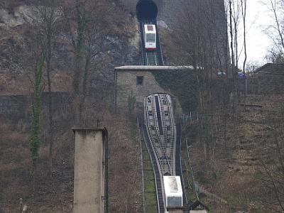 Monday 10  April, 2006   The funicular. The car coming down only just misses the car going up.