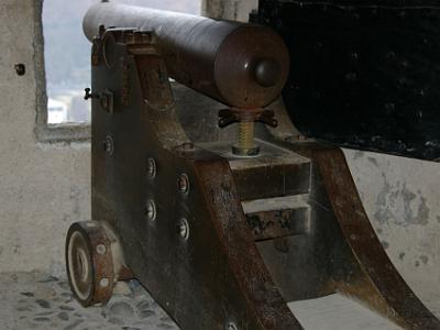 Monday 10  April, 2006   Hohensalzburg Castle had major guns and cannons.  “Der grob Püffl” fired stone balls of more than 200 kilograms.  Each of the other cannons had a name as well.