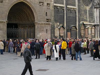 Sunday 9  April, 2006  This was the Sunday before Easter Friday and religious celebrations were about to start at the Stephansdom.