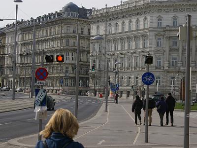 Sunday 9  April, 2006  We walk down Karntner Ringstraße. "Anfang" means beginning