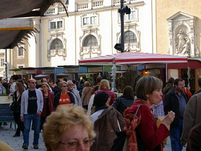 Sunday 9  April, 2006  As we very slowly and painfully walked back to our hotel, we came across market stalls in The Freyung.  Freyung is a triangular public  square located in the first district.