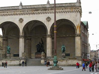 Friday 14 April, 2006  Sixteen marchers were killed and a number was wounded, including Hermann Göring. As a result, Hitler was arrested and sentenced to a prison term. This was commonly referred to as the Beer Hall Putsch.