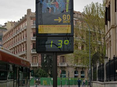 Sunday 2 April, 2006   It's Sunday and I'm well enough to join Jenni on our tour of Granada. It's a little cold this morning.