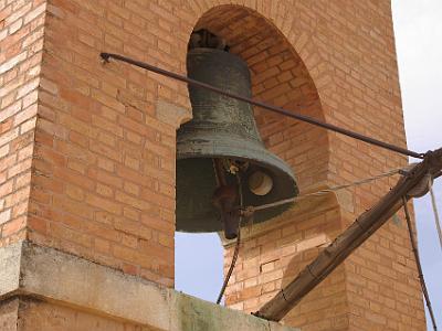 Sunday 2 April, 2006  In 1840 the belfry  was erected on the western facade. It was rebuilt in 1882 after lightning damaged it. Nowadays, it is used only on January 2nd, the date of Boabdil's surrender to the Catholic Monarchs. It looks like this bell is still pulled by hand but its sound is electronically amplified.