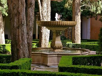 Sunday 2 April, 2006  It occurred to me that the Alhambra is reasonably preserved for a monument 8-900 years old mainly because it was allowed to spend most of those years in relative peace without 19th Century tourists taking home samples and destroying it. We're now in the Garden of Linderaxa and these gardens date from the 16th Century.