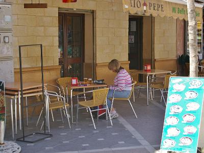 Wednesday 29 March, 2006  . . . at a very ordinary cafe - except that they charged us €15.50 for a €7 meal. Without the language, there's nothing you can do. Mostly the people here in Jerez  were helpful and friendly but this sort of thing happened too often in Spain.